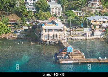 Isla de Roatan, Honduras - 16. April 2024: Blick von oben auf das lokale Restaurant Fort Consolation auf Roatan Island, Honduras. Stockfoto