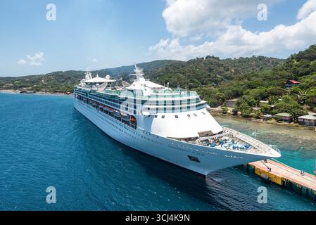 Isla de Roatan, Honduras - 16. April 2024: Verzauberung des Kreuzfahrtschiffs Seas im Kreuzfahrthafen Roatan in Honduras. Stockfoto