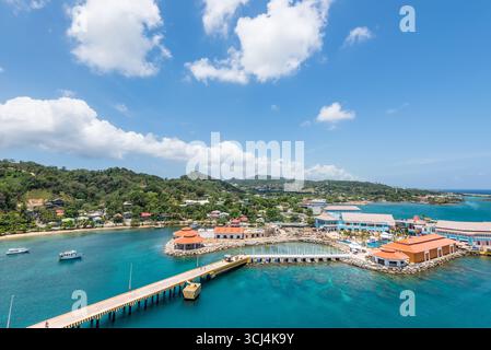 Isla de Roatan, Honduras - 16. April 2024: Top-Weitwinkelblick auf die Kreuzfahrtanlagen, Roatan Island, Honduras. Stockfoto