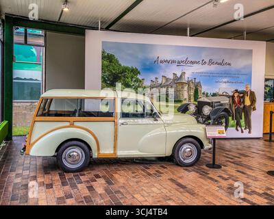 Ein weißer Morris-Reisender, der am Eingang zum Beaulieu Estate steht und das National Motor Museum, die Abtei und das Palace House beherbergt. Stockfoto