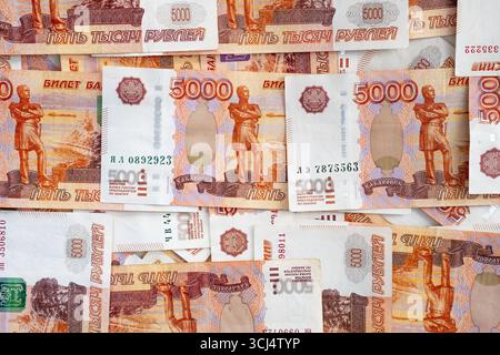 Währungsanleihen von fünftausend Rubel auf einer Oberfläche, die das Finanzvermögen widerspiegelt Stockfoto