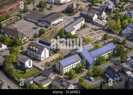 Luftaufnahme, Gemeindeverwaltung Rathaus Bestwig mit Solardach, Rathausplatz, Lidl Supermarkt, Sparkasse Hochsauerland, Bestwig, Sauerla Stockfoto