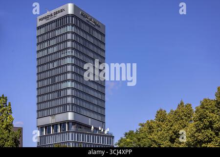 Der Porsche Design Tower ist 87 Meter hoch und mit 25 Stockwerken oberirdisch das höchste Hochhaus Stuttgarts. Das Radisson Hotel G Stockfoto