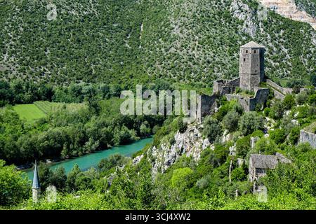 Pocitelj, ein historisches Dorf in Bosnien und Herzegowina, verfügt über alte Steinbauten, einen Fluss und üppige grüne Hügel. Stockfoto