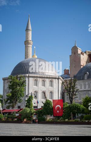 Detail einer der spektakulären Moscheen, Kuppel und Minarett in Istanbul, Türkei, vor einem tiefblauen Sommerhimmel Stockfoto
