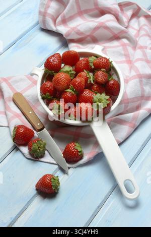 Erdbeeren in einem Sieb, Fragaria x ananassa Stockfoto