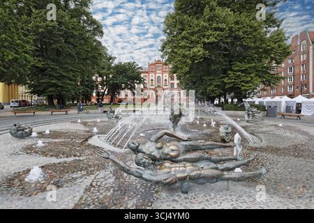 Brunnen der Lebensfreude, dahinter Universität, Universitätsplatz, Hafenstadt, Hansestadt, universitätsstadt Rostock, Mecklenburg-Vorpommern Stockfoto