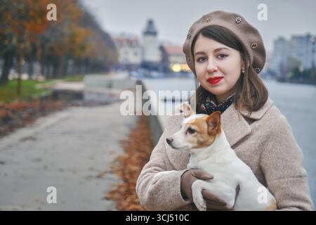 Glückliche junge Frau mit ihrem Jack russel Terrier in der Stadt Stockfoto
