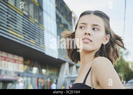 Ernsthafte junge attraktive Frau im Nahaufnahme-Porträt der Stadt Stockfoto