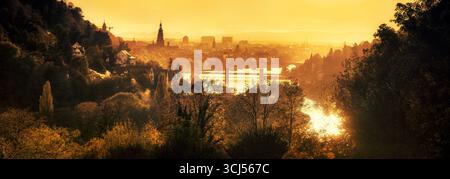 Goldener Sonnenuntergang über Heidelberg und dem Neckar, Deutschland, Panoramaaufnahme von oben, mit warmer gelber Farbstimmung Stockfoto