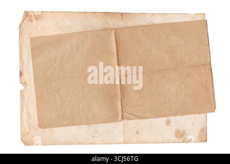 Überlappende Antike Papiere. Zwei alte gebeizte Blätter, Vintage gefaltete Seiten und Retro-Texturen, Draufsicht isoliert auf weißem Hintergrund Stockfoto