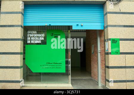 Viladecans. Barcelona - 05. September 2025: Eingang zum Informationsbüro für Abfallsammlungen. Das Glas zeigt das Programm Viladecans 2030 lo Stockfoto