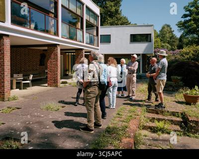 Eine Führung durch das Haus und die Gärten der modernistischen Architektur Homewood in Esher, Surrey, England, Großbritannien. Entworfen vom Architekten Patrick Gwynne Stockfoto