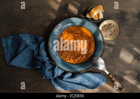 Traditionelle griechische Linsensuppe gefälscht Stockfoto