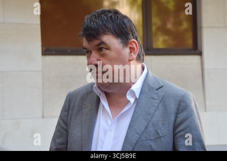 London, Großbritannien. September 2025. GRAHAM LINEHAN kommt am zweiten Tag seiner Verhandlung am Westminster Magistrates Court an. Die Comedyautorin, bekannt für ihre Fernsehsendungen Father Ted und die IT-Menge, wird beschuldigt, eine Transgender-Frau belästigt und ihr Handy beschädigt zu haben. Quelle: Vuk Valcic/Alamy Live News Stockfoto