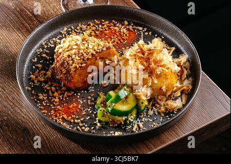 Fleisch mit Reis, Gurke und Sesam Stockfoto