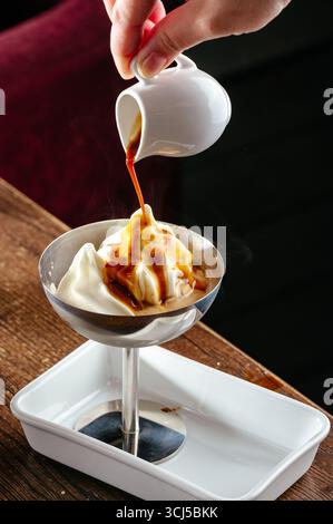 Eis mit Kaffee in einem Café Stockfoto