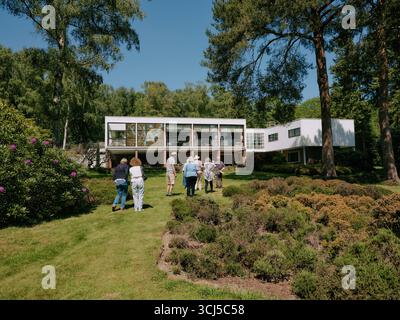 Eine Führung durch das Haus und die Gärten der modernistischen Architektur Homewood in Esher, Surrey, England, Großbritannien. Entworfen vom Architekten Patrick Gwynne Stockfoto