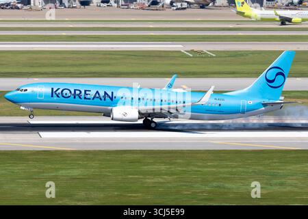 Korean Air Boeing 737-9B5ER, Registrierungsnummer HL8221, bei der Landung auf dem Incheon International Airport in Südkorea Stockfoto