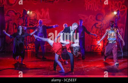 london, Großbritannien. September 2025. Diese politisch aufgeladene Nacherzählung der wahren Geschichte hinter Molochnikovs Versuch, die Möwe zu inszenieren, ist voll von komödiantischem Chaos und zutiefst persönlichen Erkundungen der Vertreibung.erstellt und inszeniert von Alexander Molochnikov, international renommierter Regisseur und Theatermacher und Kritiker von Putins Regime, der bei Ausbruch des Krieges aus Russland geflohen ist, verbindet das Stück autobiografisches Drama und beißende Satire mit Tschechow Themen.Paul Quezada-Paul Live News Stockfoto