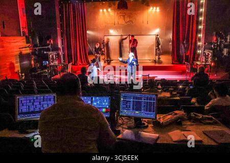 london, Großbritannien. September 2025. Diese politisch aufgeladene Nacherzählung der wahren Geschichte hinter Molochnikovs Versuch, die Möwe zu inszenieren, ist voll von komödiantischem Chaos und zutiefst persönlichen Erkundungen der Vertreibung.erstellt und inszeniert von Alexander Molochnikov, international renommierter Regisseur und Theatermacher und Kritiker von Putins Regime, der bei Ausbruch des Krieges aus Russland geflohen ist, verbindet das Stück autobiografisches Drama und beißende Satire mit Tschechow Themen.Paul Quezada-Paul Live News Stockfoto