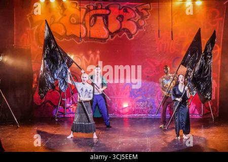 london, Großbritannien. September 2025. Diese politisch aufgeladene Nacherzählung der wahren Geschichte hinter Molochnikovs Versuch, die Möwe zu inszenieren, ist voll von komödiantischem Chaos und zutiefst persönlichen Erkundungen der Vertreibung.erstellt und inszeniert von Alexander Molochnikov, international renommierter Regisseur und Theatermacher und Kritiker von Putins Regime, der bei Ausbruch des Krieges aus Russland geflohen ist, verbindet das Stück autobiografisches Drama und beißende Satire mit Tschechow Themen.Paul Quezada-Paul Live News Stockfoto