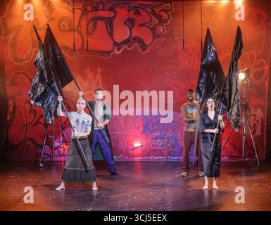 London, Großbritannien. September 2025. Diese politisch aufgeladene Nacherzählung der wahren Geschichte hinter Molochnikovs Versuch, die Möwe zu inszenieren, ist voll von komödiantischem Chaos und zutiefst persönlichen Erkundungen der Vertreibung.erstellt und inszeniert von Alexander Molochnikov, international renommierter Regisseur und Theatermacher und Kritiker von Putins Regime, der bei Ausbruch des Krieges aus Russland geflohen ist, verbindet das Stück autobiografisches Drama und beißende Satire mit Tschechow Themen.Paul Quezada-Paul Live News Stockfoto