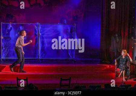 london, Großbritannien. September 2025. Diese politisch aufgeladene Nacherzählung der wahren Geschichte hinter Molochnikovs Versuch, die Möwe zu inszenieren, ist voll von komödiantischem Chaos und zutiefst persönlichen Erkundungen der Vertreibung.erstellt und inszeniert von Alexander Molochnikov, international renommierter Regisseur und Theatermacher und Kritiker von Putins Regime, der bei Ausbruch des Krieges aus Russland geflohen ist, verbindet das Stück autobiografisches Drama und beißende Satire mit Tschechow Themen.Paul Quezada-Paul Live News Stockfoto