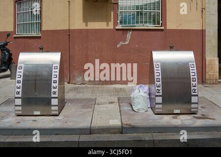 Viladecans. Barcelona - 05. September 2025: Zwei Metallbehälter für „Rebuig“ (nicht recycelbare Abfälle auf Katalanisch). Einige Müllsäcke wurden nicht korrekt verwendet Stockfoto