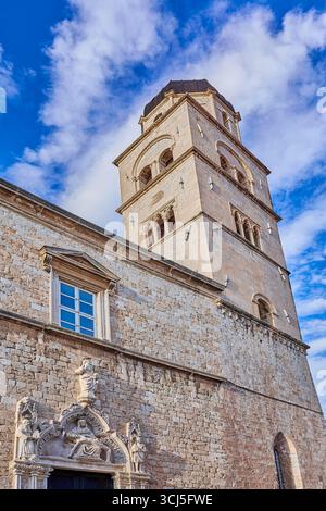 Glockenturm des Franziskanerklosters und Dächer am berühmten Dubrovnik Stradun, auch bekannt als Placa Straße, Dubrovnik, Kroatien, Europa Stockfoto