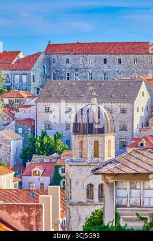 Blick aus einem hohen Winkel auf die roten Ziegeldächer und Kirchen innerhalb der umliegenden 2 km Fußgängerschutzmauern, Dobrovnik, Kroatien, Europa Stockfoto