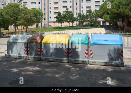 Viladecans. Barcelona - 05. September 2025: Reihe von Behältern mit farbigen Deckeln (blau, grün, gelb, braun, grau) zur korrekten Klassifizierung von W Stockfoto