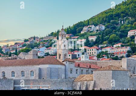 Glockenturm des Franziskanerklosters und Dächer am berühmten Dubrovnik Stradun, auch bekannt als Placa Straße, Dubrovnik, Kroatien, Europa Stockfoto