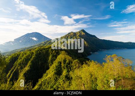 Blick auf Sonnenaufgang von Kintamani auf den Berg Abang und Agung Stockfoto