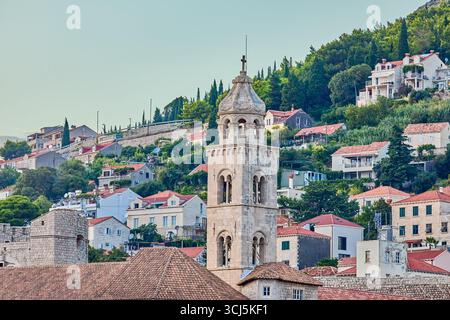 Glockenturm des Franziskanerklosters und Dächer am berühmten Dubrovnik Stradun, auch bekannt als Placa Straße, Dubrovnik, Kroatien, Europa Stockfoto