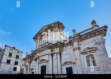 Fassade der 1725 erbauten Jesuitenkirche, die dem Heiligen Ignatius und den anderen Gebäuden in der Umgebung gewidmet ist, Dubrovnik, Kroatien, Europa Stockfoto