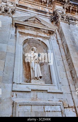 Statue des heiligen Ignatius an der Fassade der Jesuitenkirche, die 1725 erbaut wurde, ist der heiligen Ignatius, Dubrovnik, Kroatien, Europa geweiht Stockfoto