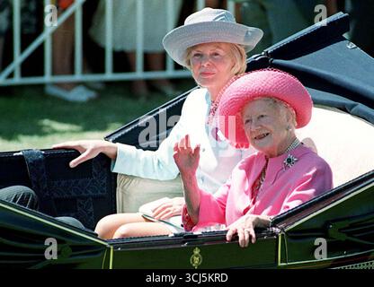Aktenfoto vom 23/06/1995, von der Königin Mutter reitet mit der Herzogin von Kent den Kurs entlang bei ihrer Ankunft am letzten Tag von Royal Ascot. Die Herzogin von Kent, die mit dem Cousin der verstorbenen Königin, dem Herzog von Kent, verheiratet war, starb im Alter von 92 Jahren, wie Buckingham Palace mitteilte. Ausgabedatum: Freitag, 5. September 2025. Stockfoto