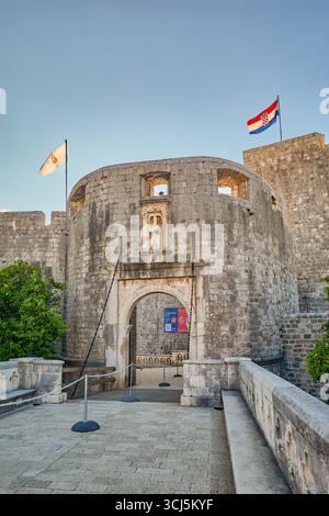Das historische Pfahltor ist der Haupteingang zur mittelalterlichen Altstadt von Dubrovnik, erbaut 1537, Dubrovnik, Kroatien, Europa Stockfoto