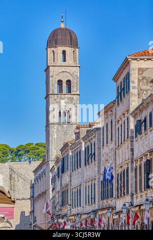 Glockenturm des Franziskanerklosters und Dächer am berühmten Dubrovnik Stradun, auch bekannt als Placa Straße, Dubrovnik, Kroatien, Europa Stockfoto