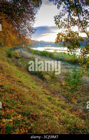 uschhorod, ukraine - 31. oktober 2009: uschhorod im Herbst. Wunderschöne urbane Landschaft mit bunten Laub auf Bäumen im Morgenlicht. scen Stockfoto