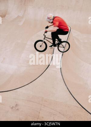 Ein BMX-Radfahrer/Radfahrer in einem Indoor Skatepark - Source Park Hastings East Sussex England Großbritannien Stockfoto