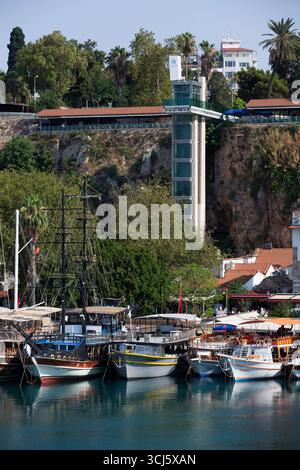 Kaleici Panoramaaufzug, Boote, Antalya Kaleici Marina, Antalya, Provinz Antalya, Türkei Stockfoto