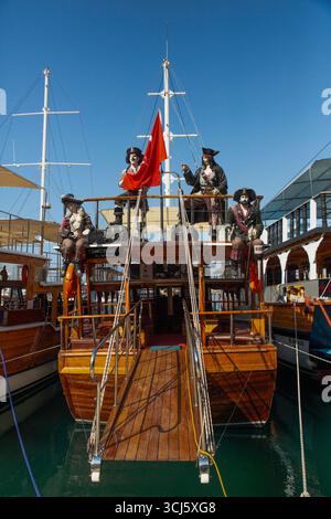 Piratenfiguren, Boot, Antalya Kaleici Marina, Antalya, Provinz Antalya, Türkei Stockfoto