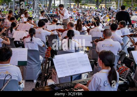 Auftritt des Royal Bangkok Symphony Orchestra auf der Bühne beim Open Air Concert in the Park, Lumphini, Bangkok, Thailand Stockfoto