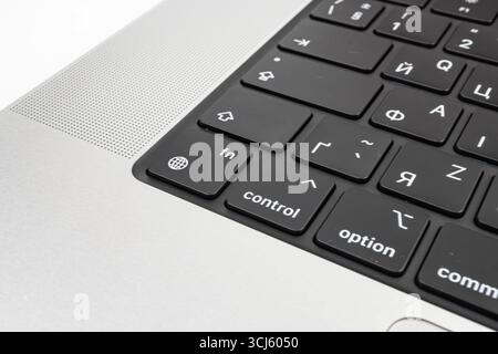 Ein hochauflösendes Bild einer schlanken, hintergrundbeleuchteten Laptop-Tastatur bei schlechten Lichtverhältnissen a Stockfoto