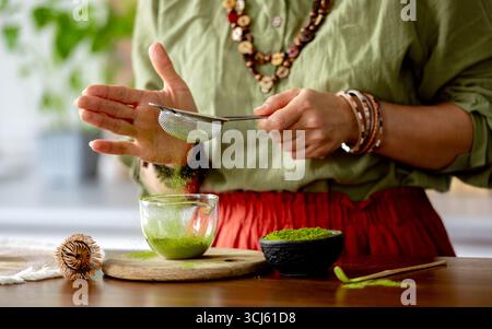 Frau, Die Matcha-Grüntee Zubereitet, Nahaufnahme: Sifting-Tee Stockfoto