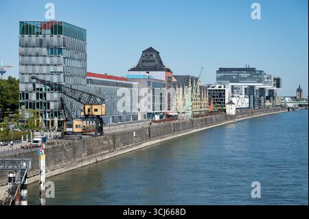 Köln, Deutschland 19. August 2025: Blick auf den Kölner Rheinauhafen mit seinem spannenden Mix aus historischen Gebäuden und modernen Neubauten Stockfoto