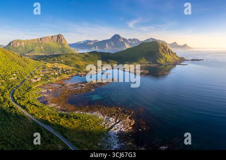Blick aus der Vogelperspektive auf das türkisfarbene Wasser rund um Haukland und Vik Beach im Sommer während Mitternachtssonne. Vestvagoy, Nordland, Lofoten-Inseln, Norwegen. Stockfoto
