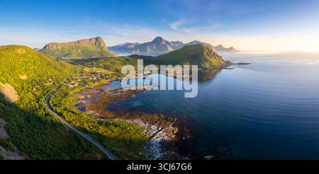 Blick aus der Vogelperspektive auf das türkisfarbene Wasser rund um Haukland und Vik Beach im Sommer während Mitternachtssonne. Vestvagoy, Nordland, Lofoten-Inseln, Norwegen. Stockfoto